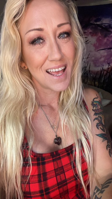 Going live right now on Twitch! https://t.co/ftPLPbwWQ8 https://t.co/x59S82LplW