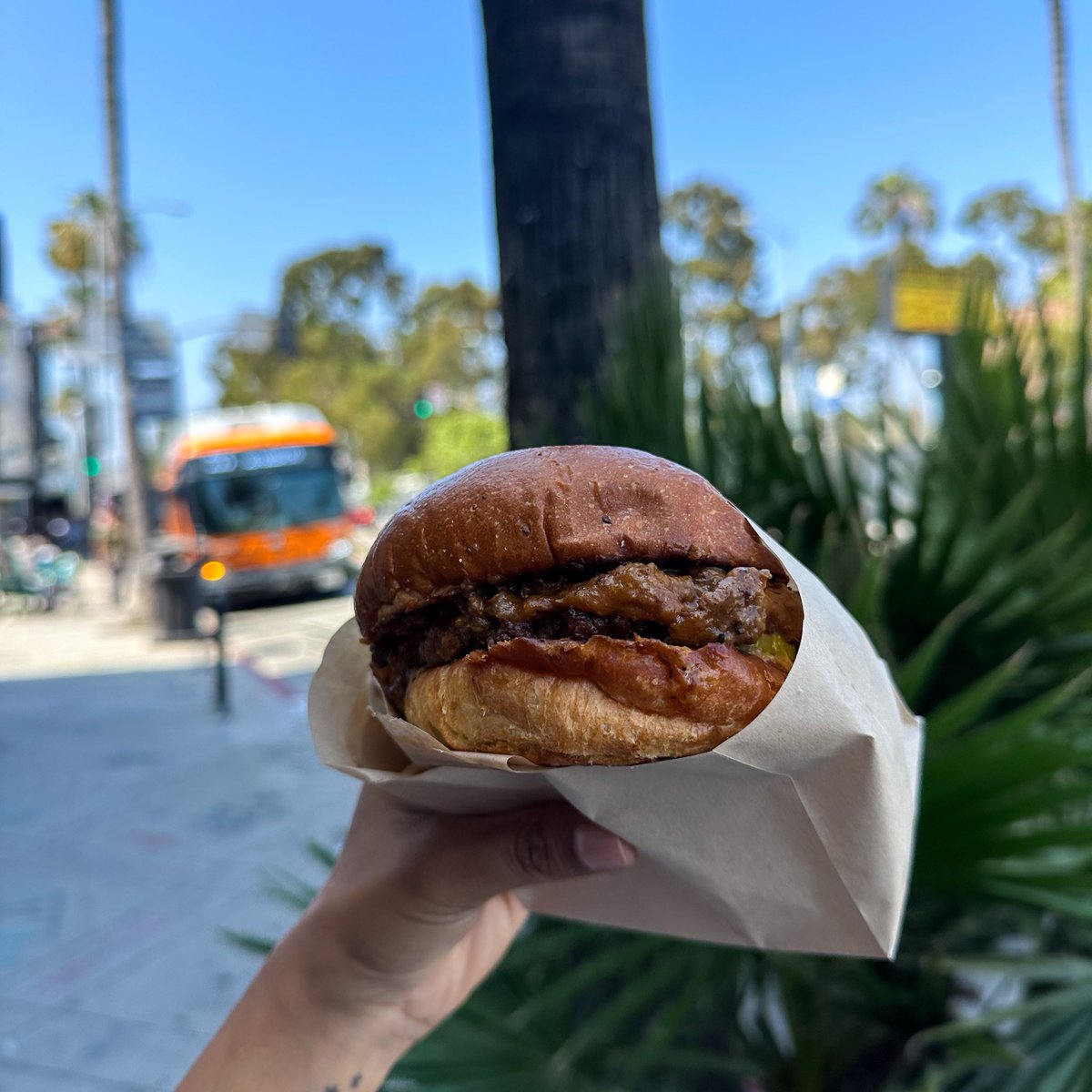 ItsRomaB_'s tweet photo. Plant-Based Chili Cheeseburger from Extra Market in Los Angeles 🌱🍔🤤 #vegan https://t.co/mzt7G1A74B