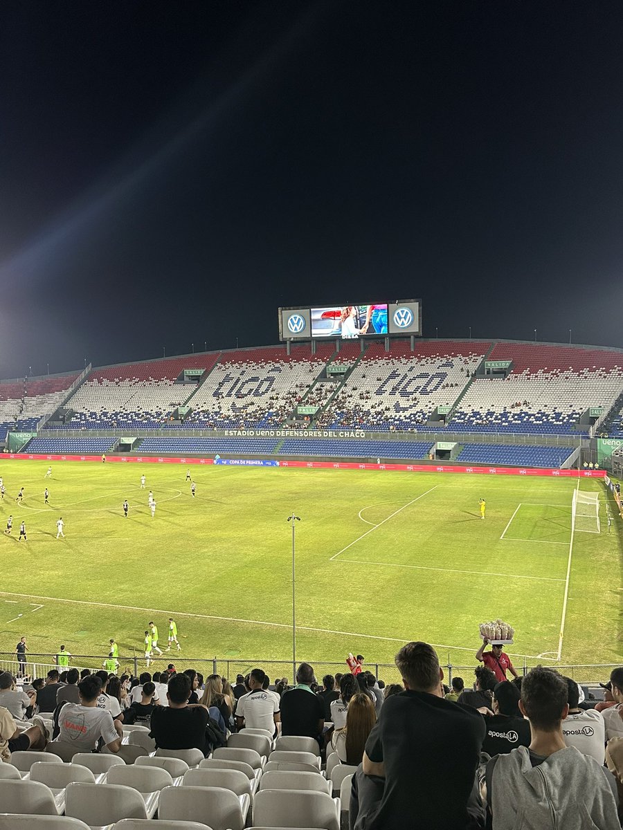 tavoayala's tweet photo. Última fecha, clásico blanco y negro, fecha decisiva del Campeonato, partidos en simultáneo pero un MIÉRCOLES A LAS 18 horas ? 🙄 resultado? Estadios vacíos 👎🏼 

Aplazada @APFOficial #Olimpia #Libertad https://t.co/mzJ5TdvWtb