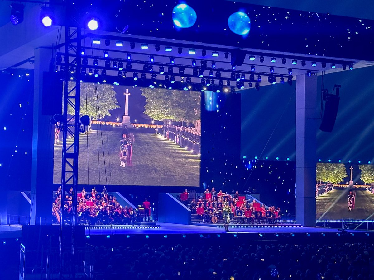 MajColpittsVCC's tweet photo. Just spectacular.
And so poignant. 

Honoured to have been able to represent @VCCcadets and join fellow residents of #Portsmouth at the @BBC’s #DDay80 #TributeToTheFallen this evening ending in a phenomenal drone display.

#ICanRemember #WeWillRememberThem 🇬🇧 https://t.co/oLmjV7rDlV
