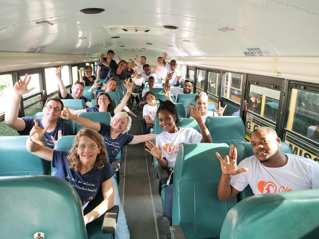 La asociación francesa @auditionsolidarite forma parte de nuestro sueño desde el año 2019, cuando decidimos darle inicio al programa: “Rompiendo las Barreras de la Discapacidad Auditiva”, que hoy beneficia a ocho centros de educación especial ubicados en distintos puntos del país