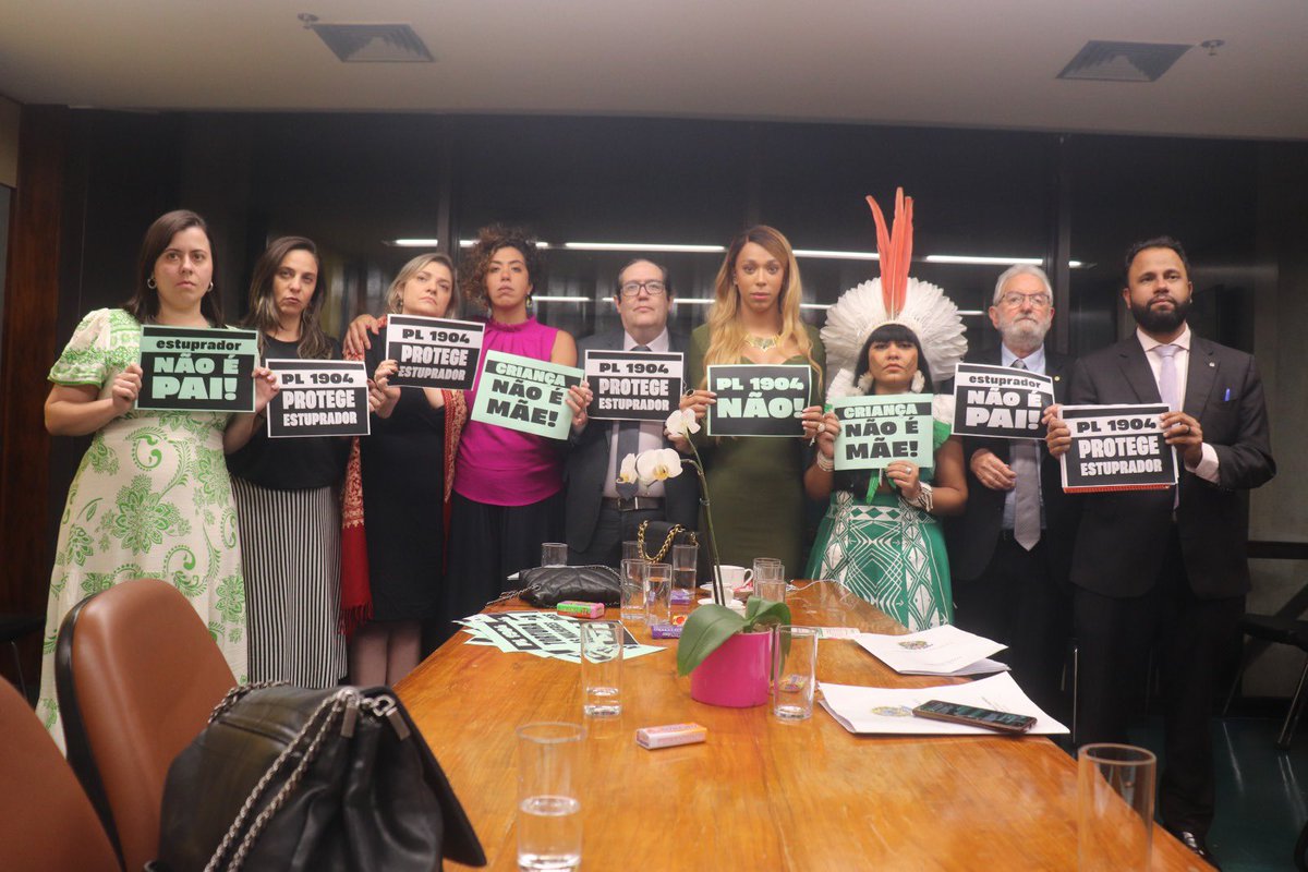 luboiteux's tweet photo. A Bancada do PSOL na Câmara Federal está na luta contra o PL 1904/2024 que equipara o aborto a homicídio. Nosso partido está na defesa pela garantia do aborto legal para as mulheres, meninas e pessoas que gestam!  #PL1904Não 
📸 @MottaTarcisio https://t.co/pkGQXTHd21