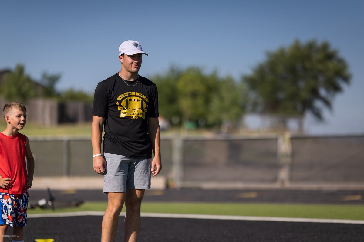 KaleSteed's tweet photo. I can’t thank @Lukef_35 enough for giving me the opportunity to come hang out and speak at his second Wildcat Way football camp. It’s amazing to see how much time Luke and his Canadian teammates put in to helping future football players #txhsfb https://t.co/GpkJyZlSJT