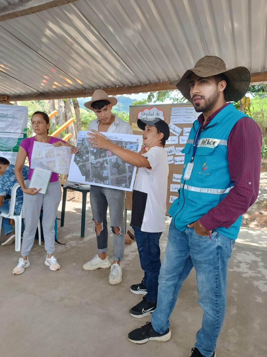 igacColombia's tweet photo. Con nuestra Escuela Intercultural #GeografíaParaLaVida volvimos a donde todo empezó: El Dorado, Meta.🤩

Esta vez, con @giz_colombia, realizamos práctica en campo y certificamos 34 personas como reconocedores prediales, para que apoyen implementación de #CatastroMultipropósito. https://t.co/2mODLgpWEs