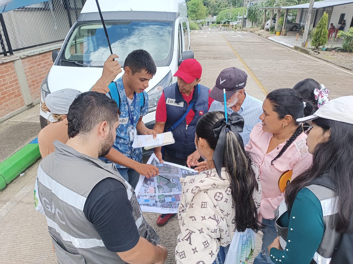 igacColombia's tweet photo. Con nuestra Escuela Intercultural #GeografíaParaLaVida volvimos a donde todo empezó: El Dorado, Meta.🤩

Esta vez, con @giz_colombia, realizamos práctica en campo y certificamos 34 personas como reconocedores prediales, para que apoyen implementación de #CatastroMultipropósito. https://t.co/2mODLgpWEs