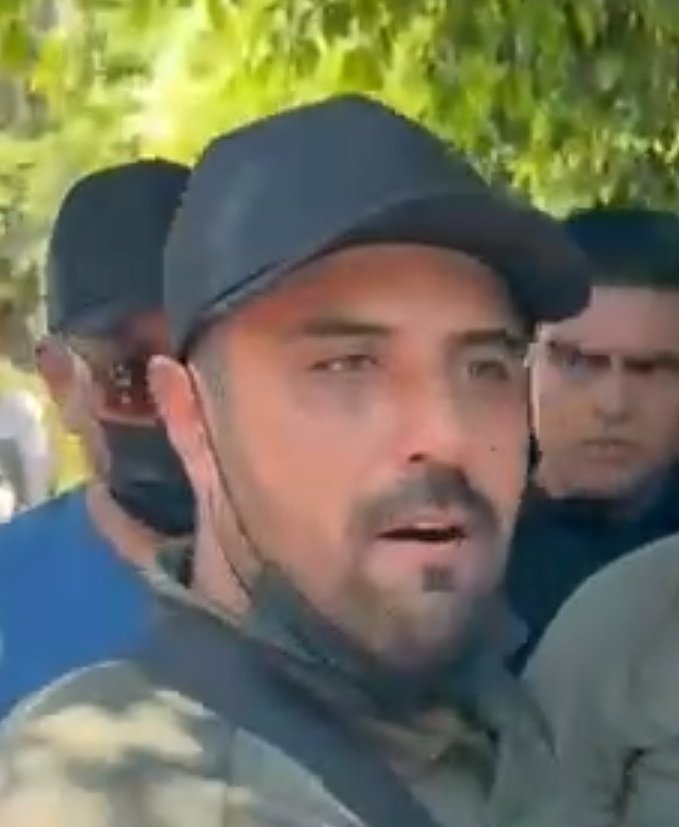 Libro_negro_'s tweet photo. #INDIGNANTE 🔴| El hombre que ahorca a un funcionario del @iepcjalisco es un escolta de la candidata @ClaudDelgadillo de @_MorenaJalisco.

El sujeto fue el mismo que iba deteniendo a @ClaudDelgadillo cuando supuestamente le bajó la presión.

Con violencia y golpes quiere ganar @_MorenaJalisco pero no lo vamos a permitir.