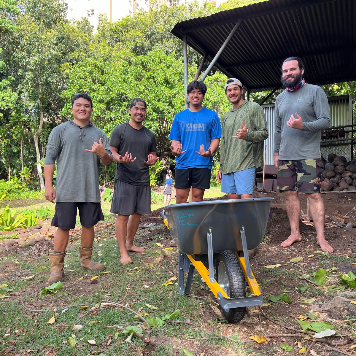 PIDP_EWC's tweet image. On behalf of Generation 2 of the Resilient Pacific Islands Leadership (RPIL) program, PIDP was proud to donate a wheelbarrow adorned with art and signatures by RPIL fellows to our Mānoa neighbors, Ka Papa Loʻi O Kānewai, at @Hawaiinuiakea.
 
#PIDPintheCommunity #PIDP #RPIL