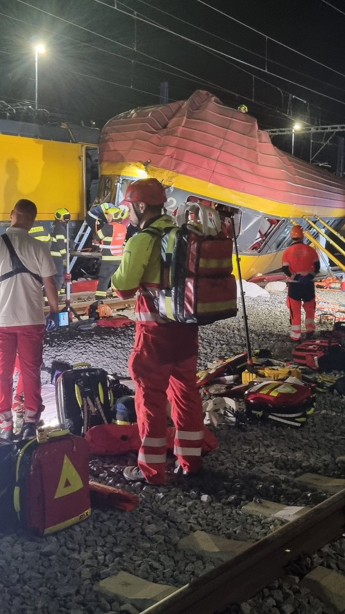 HZS_Pardubice's tweet photo. Osobní vlak s nákladním se střetl 5. 6. před půlnocí na železnici v Pardubicích. Na místo do půlnoci dorazilo 36 jednotek hasičů profesionálních i dobrovolných včetně @PolicieCZ a záchranné služby. V osobním vlaku cestovalo více než 300 osob. Zřízena byla info linka 950570805. https://t.co/WqGCgxeGDx