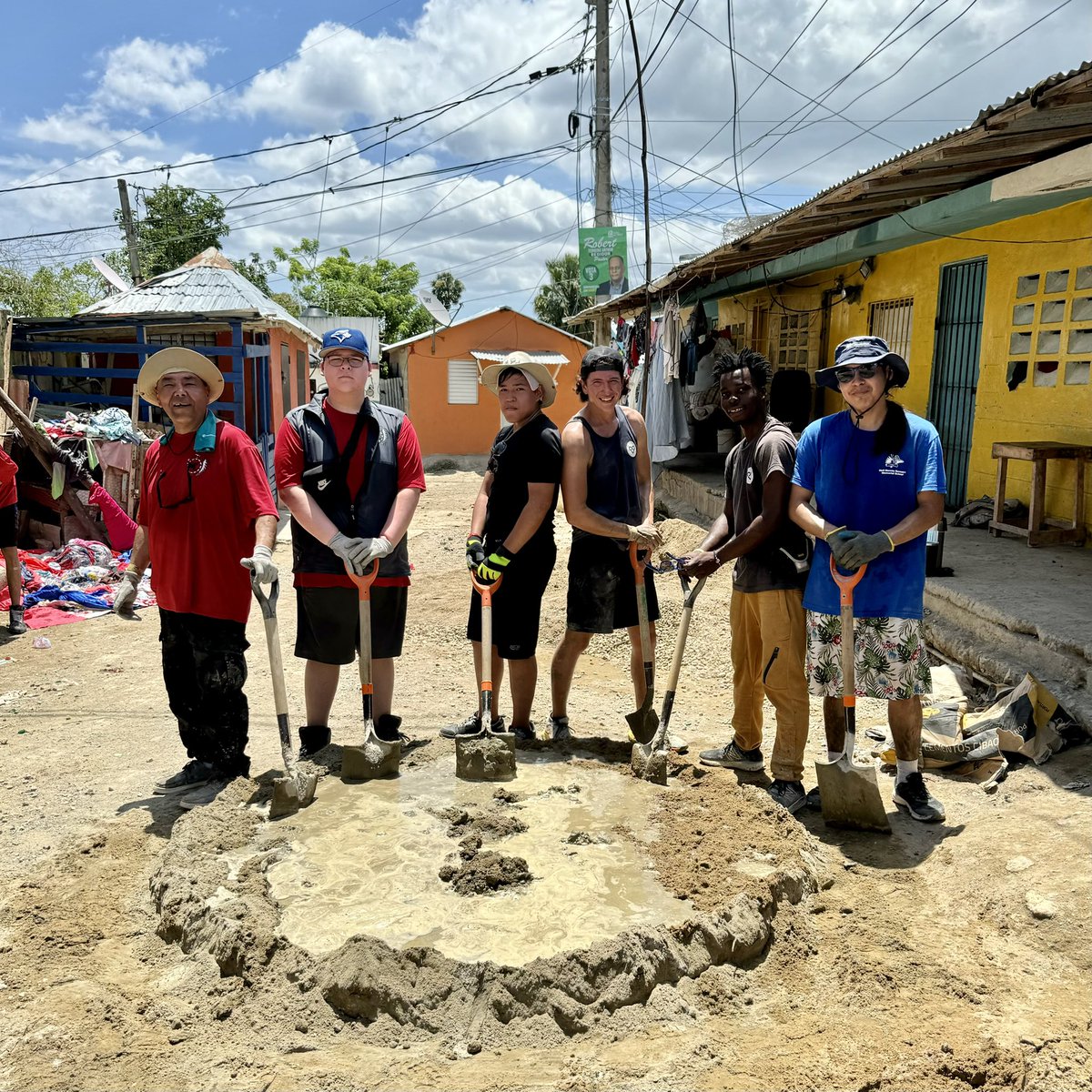 LiveDiff's tweet image. Thank you @westjet for making this Build possible for #youthvolunteers from the Bunibonibee, Sapotaweyak and Nisichawayasihk Cree Nations. Many had their first ever flying experience! ✈️ #LiveDifferent #WestJet #Buildsprogram #connections #indigenousyouth #indigenoushistorymonth