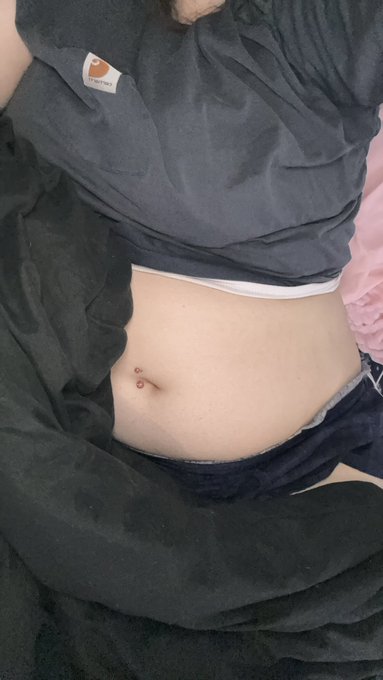 I still can&rsquo;t believe there&rsquo;s a baby bean in here 🤣❤️ https://t.co/lkQktnLKpG