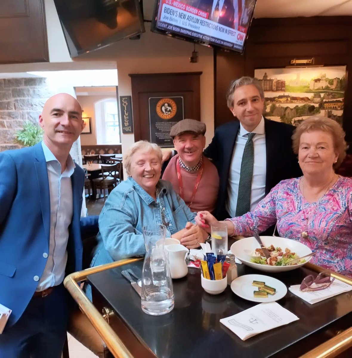 DanielButlerFG's tweet photo. 🟢 We raced then to Castletroy Town Centre with An Taoiseach to canvass
🟢 Final stop on home ground in Raheen canvassing for the mayor and local elections with some of my incredible team
#ButlerForMayor #ButlerForCouncil https://t.co/3KU8D1P1Us
