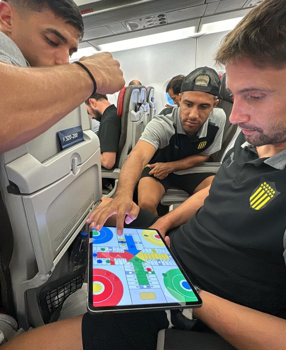 ella: ay si,se juntó con los amigos,de seguro deben de andar con minas

los pibes: