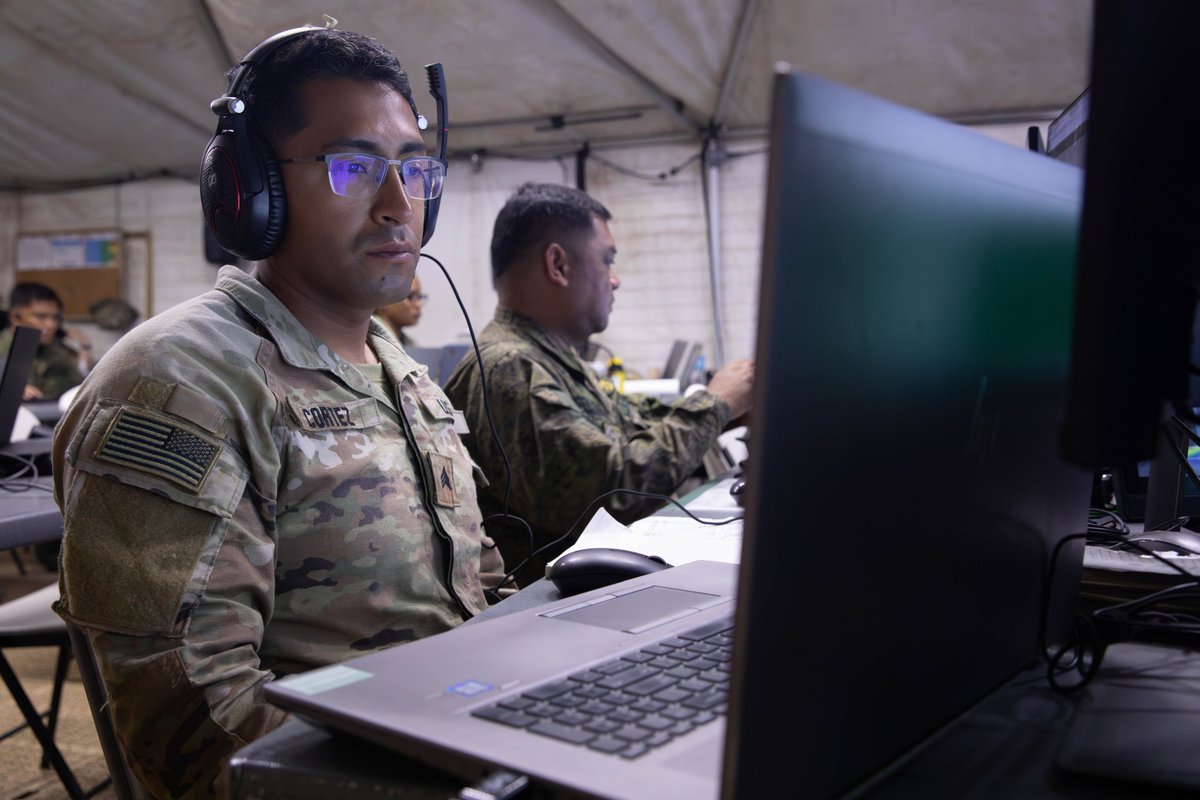 25thID's tweet photo. ⚡️JOC Operations⚡️
Soldiers assigned to the U.S. Army Pacific and Philippine Army working together in a Joint Operation Center (JOC) during the Joint Pacific Multinational Readiness Center (JPMRC-X) exercise, May 31, 2024. #JPRMC @USEmbassyPH @USARPAC https://t.co/rXD1HRGt71