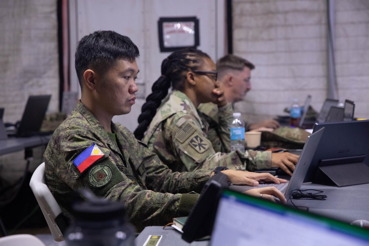25thID's tweet photo. ⚡️JOC Operations⚡️
Soldiers assigned to the U.S. Army Pacific and Philippine Army working together in a Joint Operation Center (JOC) during the Joint Pacific Multinational Readiness Center (JPMRC-X) exercise, May 31, 2024. #JPRMC @USEmbassyPH @USARPAC https://t.co/rXD1HRGt71