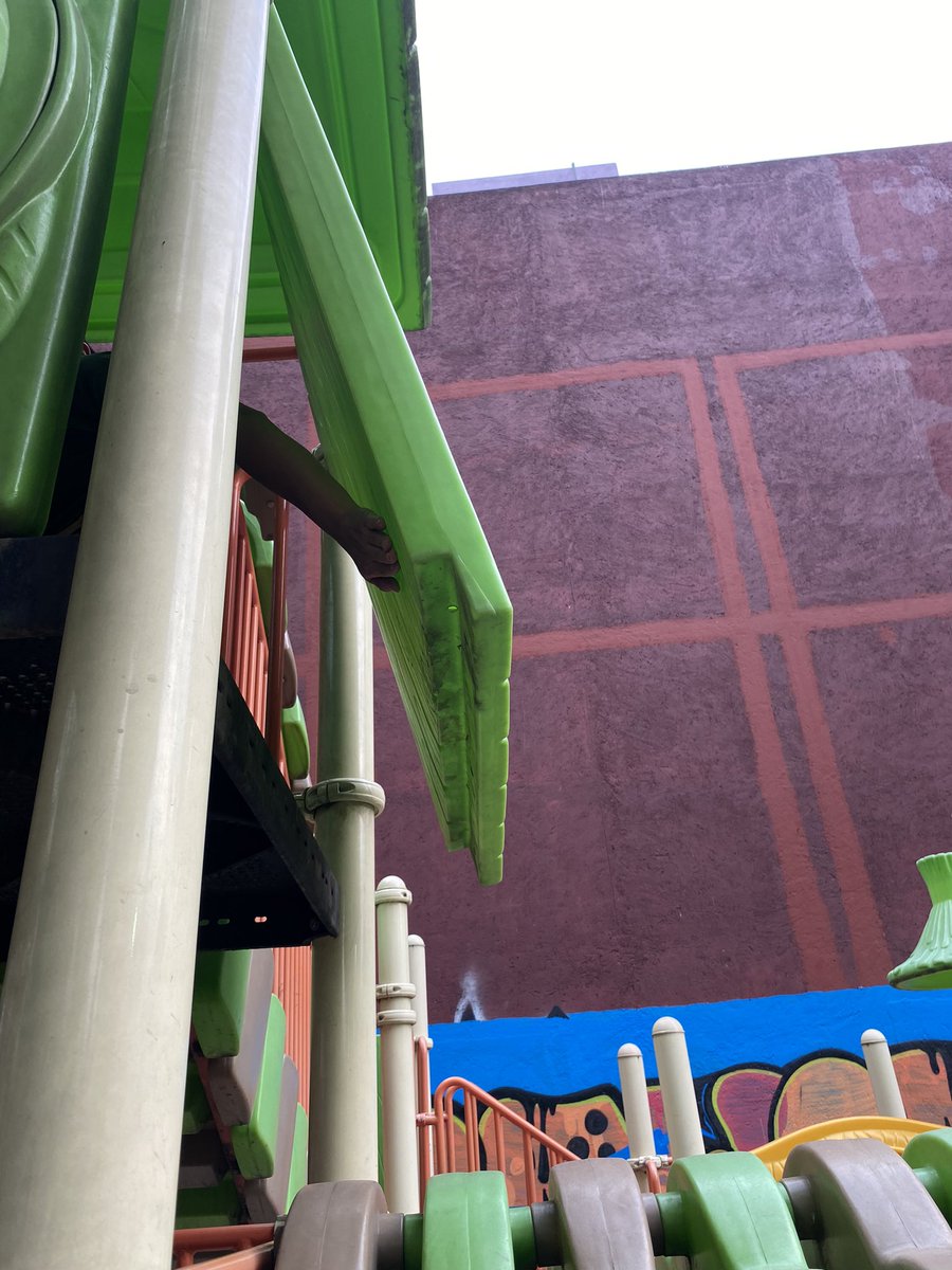LeonelBolsonel1's tweet photo. @BJAlcaldia @AccionesBJ URGENTE apoyo en parque tío Polito Av Colonia del Valle y Av Coyoacan . Está suelta una pieza de un juego y puede haber un accidente. https://t.co/dvK0QlhRbX