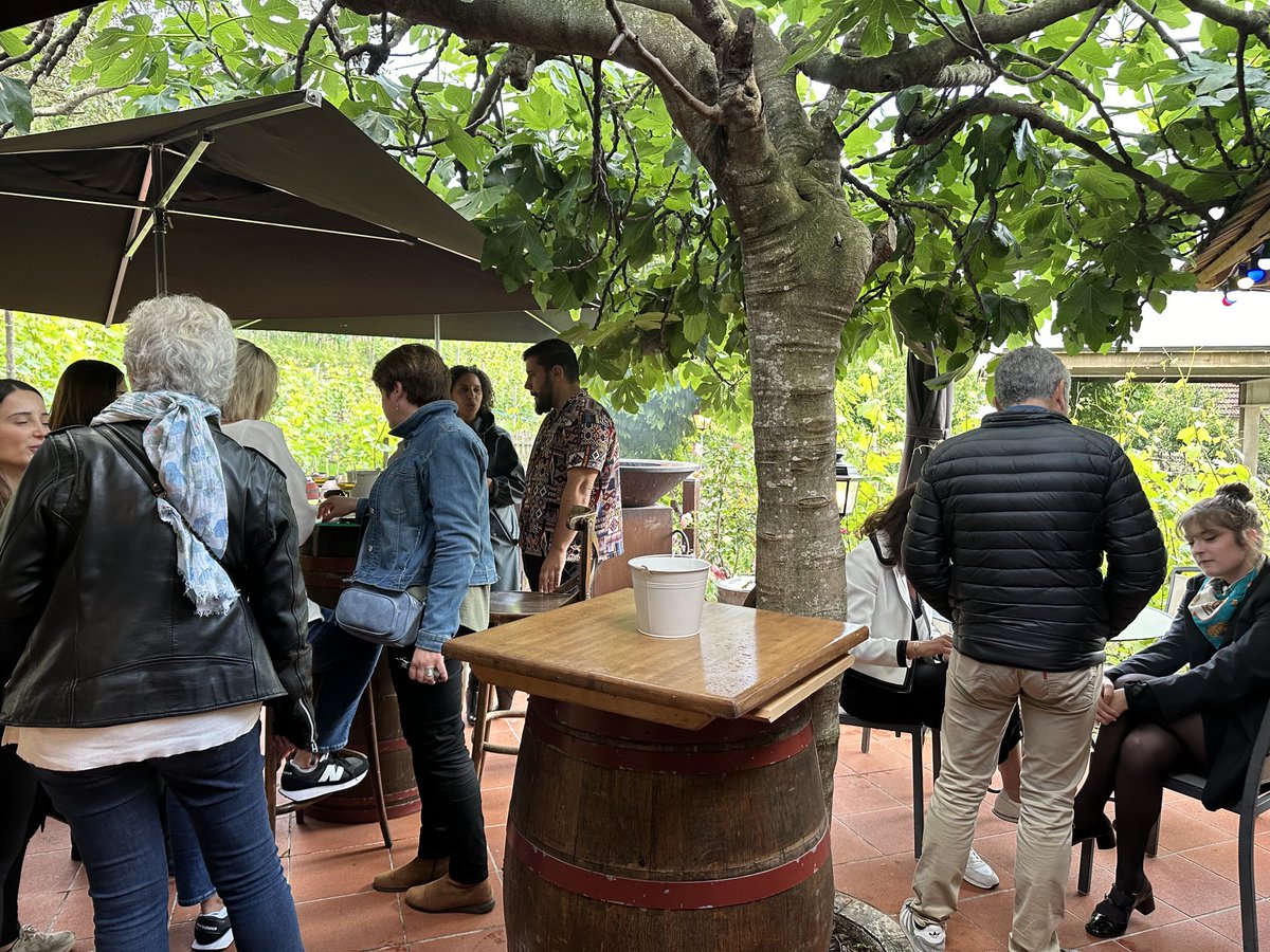 ⁦<a href="/CDF_Commercants/">CommerçantsdeFrance</a>⁩ une AG réussie avec beaucoup de commerçants de Issy les Moulineaux en présence de la dynamique élue au commerce,  madame Sabine Lake Lope, s’est tenue dans le célèbre restaurant familial au milieu de ses vignes, d’une immense cave « la Guinguette »