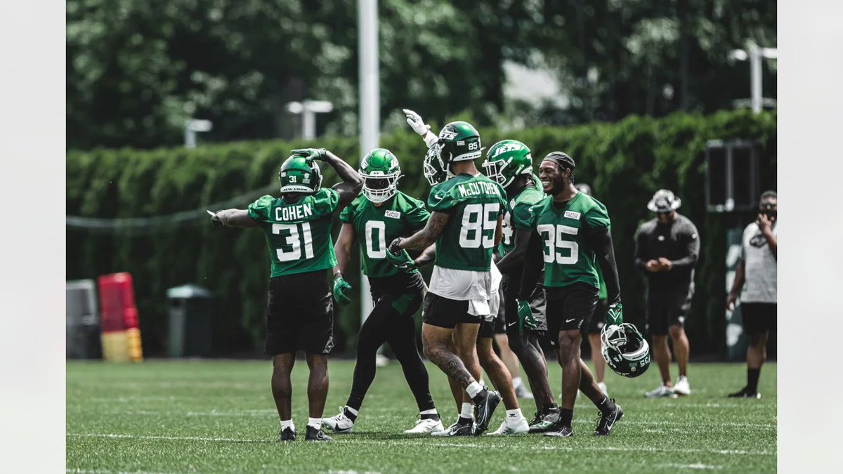 BoyGreen25's tweet photo. I love seeing Tarik Cohen healthy & this #Jets team embracing him.

It's a total shot in the dark by NYJ for a guy who has battled through some unbelievable adversity from an injury perspective over the last few years. 

By all accounts, he has shown some CHUTZPAH at OTAs. So freaking cool! Rooting hard for this guy!

📸 @nyjets #JetUp