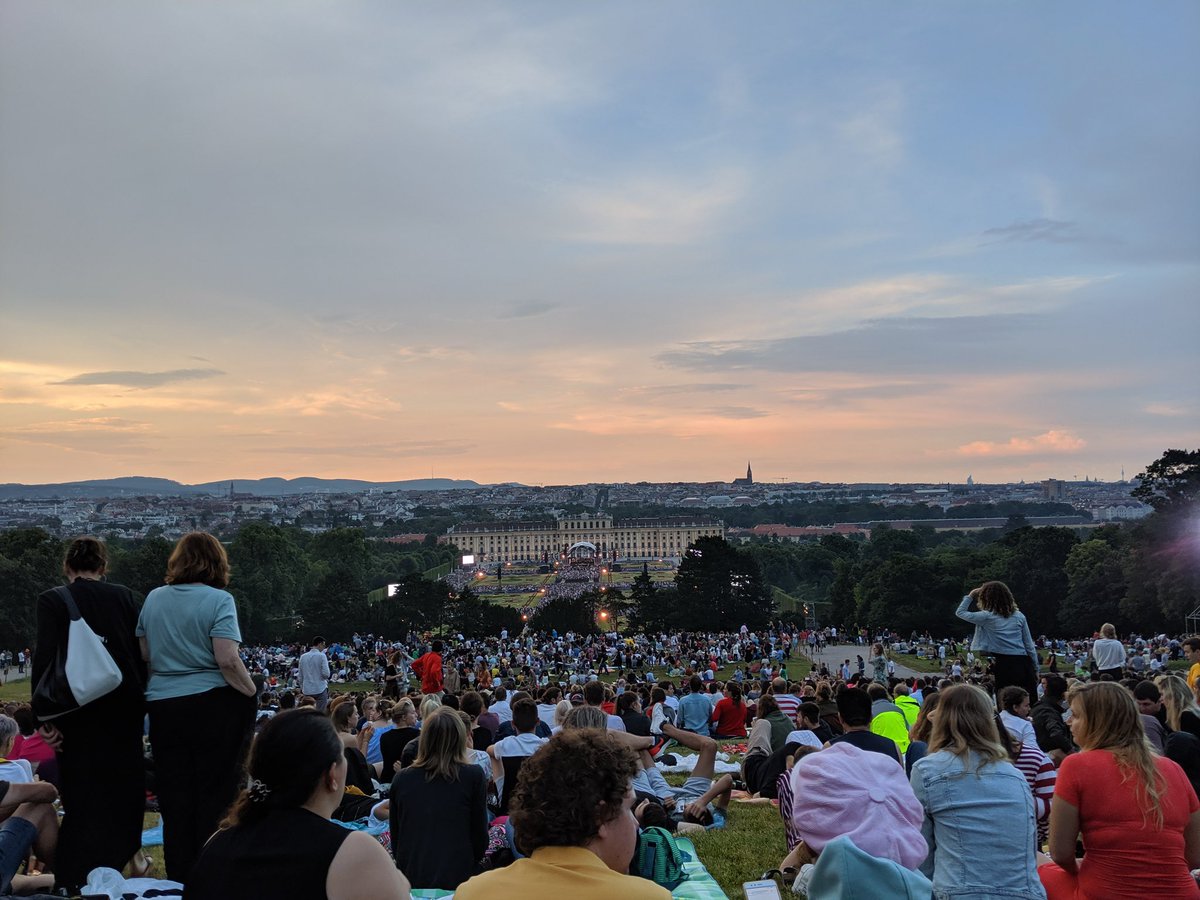 MartinHoermann's tweet photo. @Vienna_Phil  Sitzplätze für die VIPs, stundenlanges Stehen vor und während dem Konzert. dann nimmt man noch Familien die einzige Möglichkeit (wie früher) am Konzert auf der Gloeriettenwiese teilzunehmen - kein Kind steht stundenlang herum. Und das alles für Drohnenbilder. https://t.co/T6SQNe3ptE