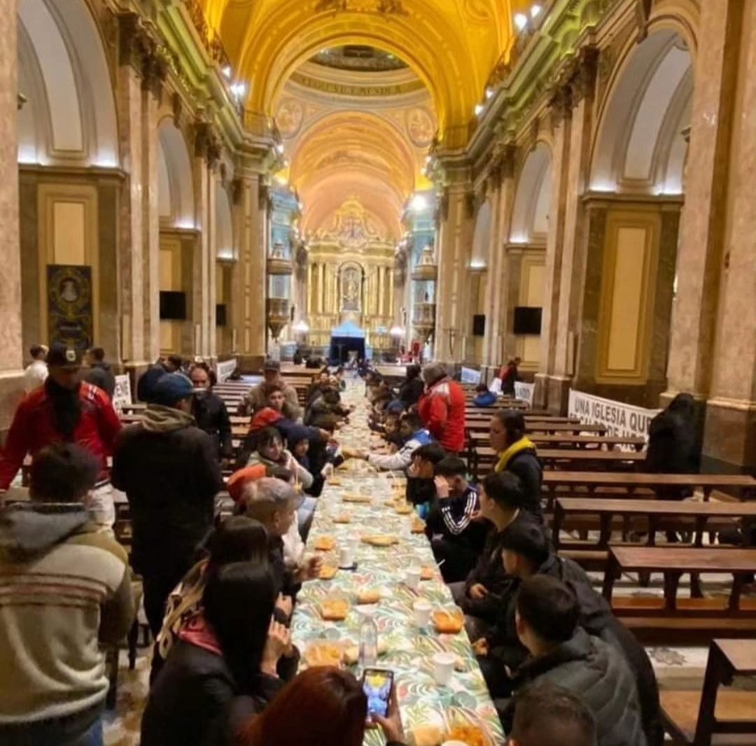 Tucutux's tweet photo. La Catedral Metropolitana (CABA) convertida ahora, y por primera vez, en un gigantesco comedor popular.
El que no quiera entender lo que está pasando en Argentina es por pura crueldad y desidia. https://t.co/Lbxh2FNOx1