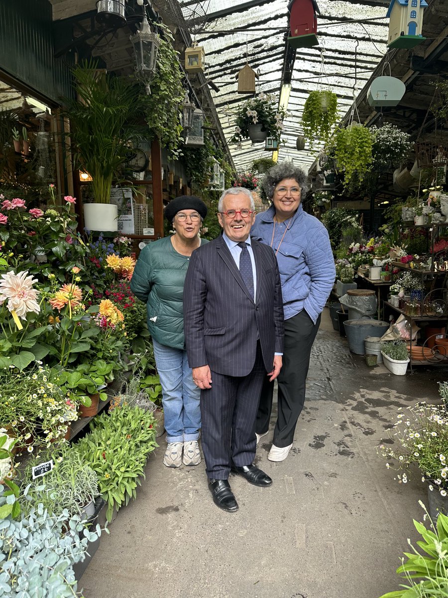 ⁦<a href="/CDF_Commercants/">CommerçantsdeFrance</a>⁩ découverte émerveillement lors de la rencontre sur ce site magique historique # du marché aux fleurs Elisabeth 2, inauguré par la ReineElisabeth 2
Plus récemment inauguré par Charles 3 et son épouse Camilla un très grands moment
Bientôt la rénovation ..