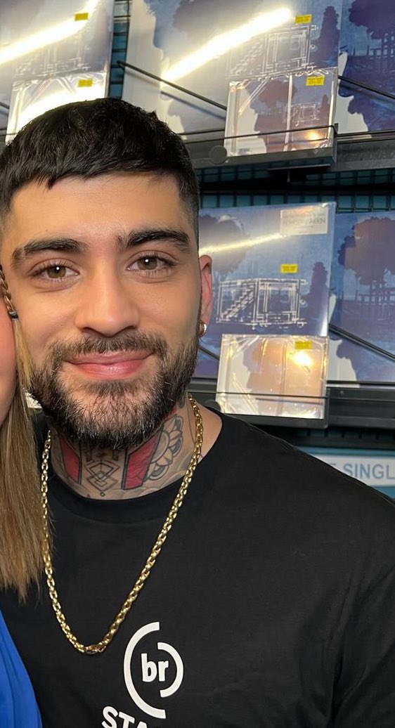 men shouldn't be allowed to be this pretty