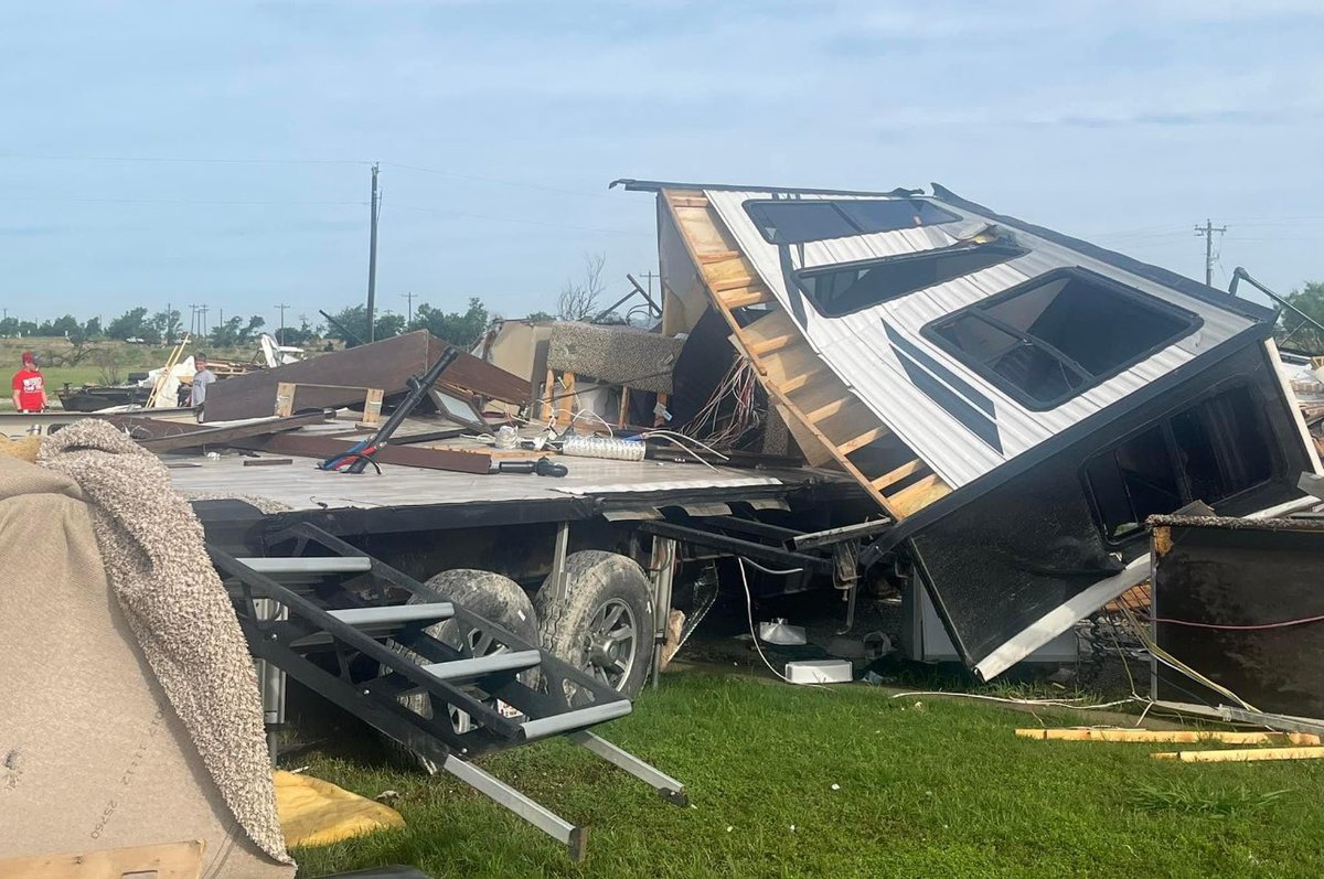 RiversRylie2026's tweet photo. Had an amazing day volunteering as a Ponder athlete to help clean up the RV park at Lake Ray Robert's marina after it was hit by a tornado. So proud to be part of a community that comes together in times of need. #volunteer #PonderProud #communitystrong #FAM1LY @ponderisdlions https://t.co/b1IpKRRnbW