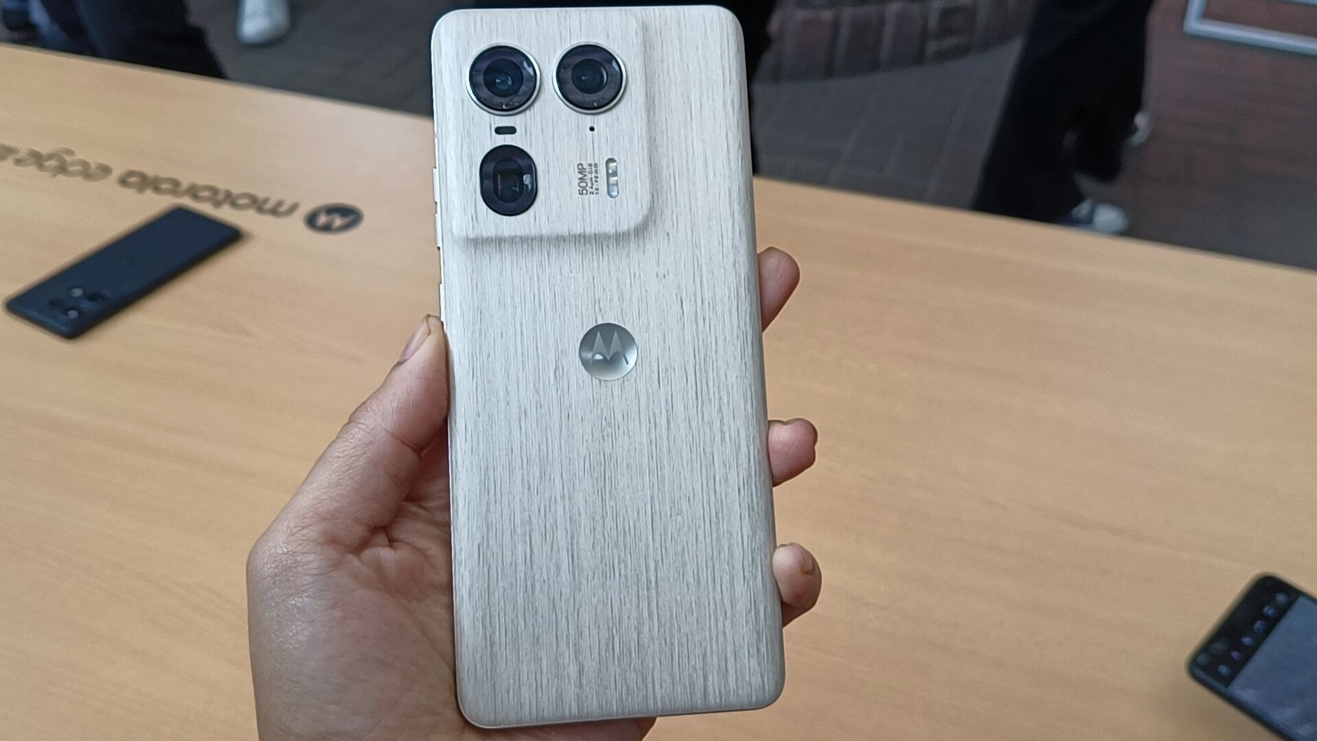 motorola edge 50 ultra madera/ Enterados.pe