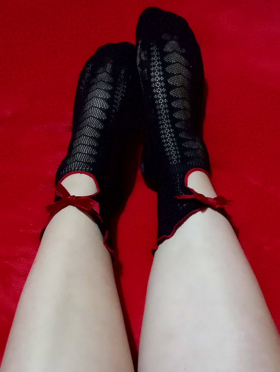 Misty_Rain9591's tweet photo. Hey, you!😏Ready to turn up the heat with some enticing banter? Let's make sparks fly in the comments below. Drop a line and let's see where this sizzling conversation leads us... or feel free to slide into my DMs for a more private exchange. 😉 #DMsWelcome #Feet #socks https://t.co/AhNX3mhqpQ
