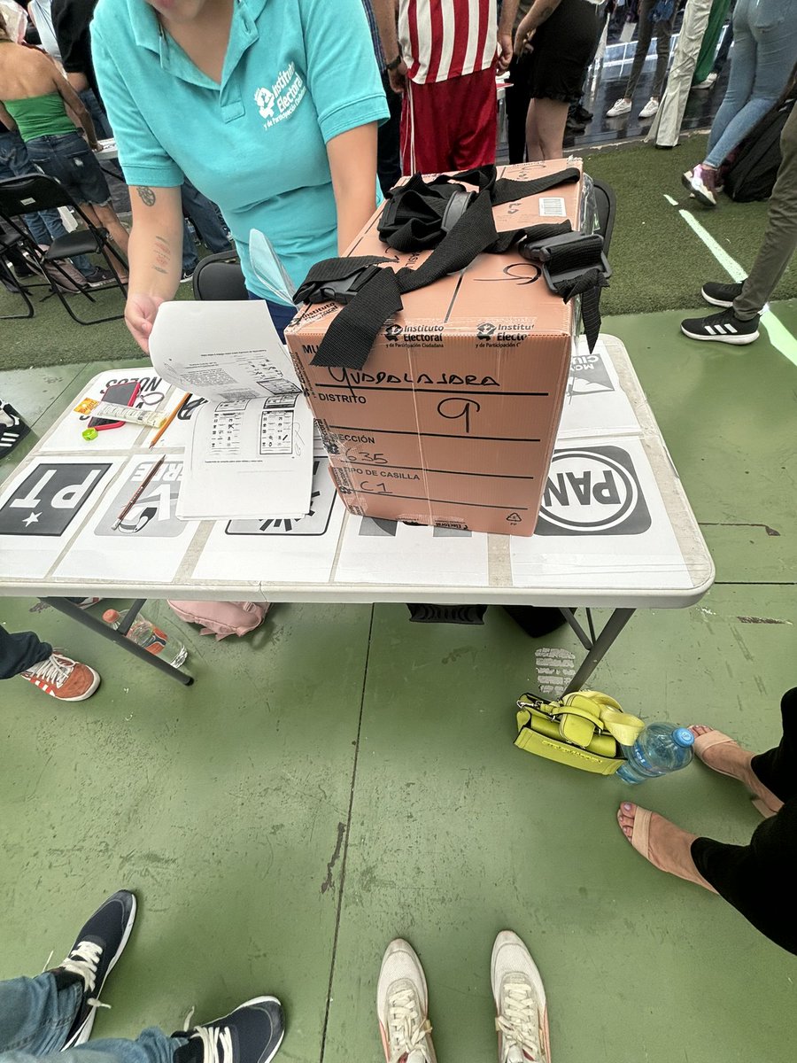 ItziaCalvillo's tweet photo. #VotoXVoto 

15 votos recuperados en 3 casillas…  😅 y de gota a gota se llena el vaso. 
#FraudeEnJalisco https://t.co/yo7mv8SSxV