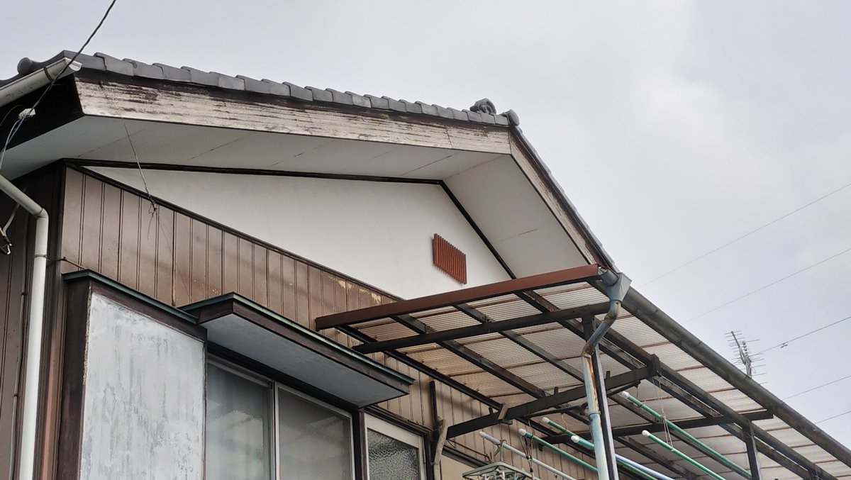 91961's tweet photo. おはです
1号物件のお隣さんから破風板＆外壁塗装のご依頼
足場屋さんに教わりながらの足場の設置など、色々勉強になりました✍️
塗装いいなぁキレイになるなぁ✨
#おは戦60606🌳5w https://t.co/L0qSkq3W1h