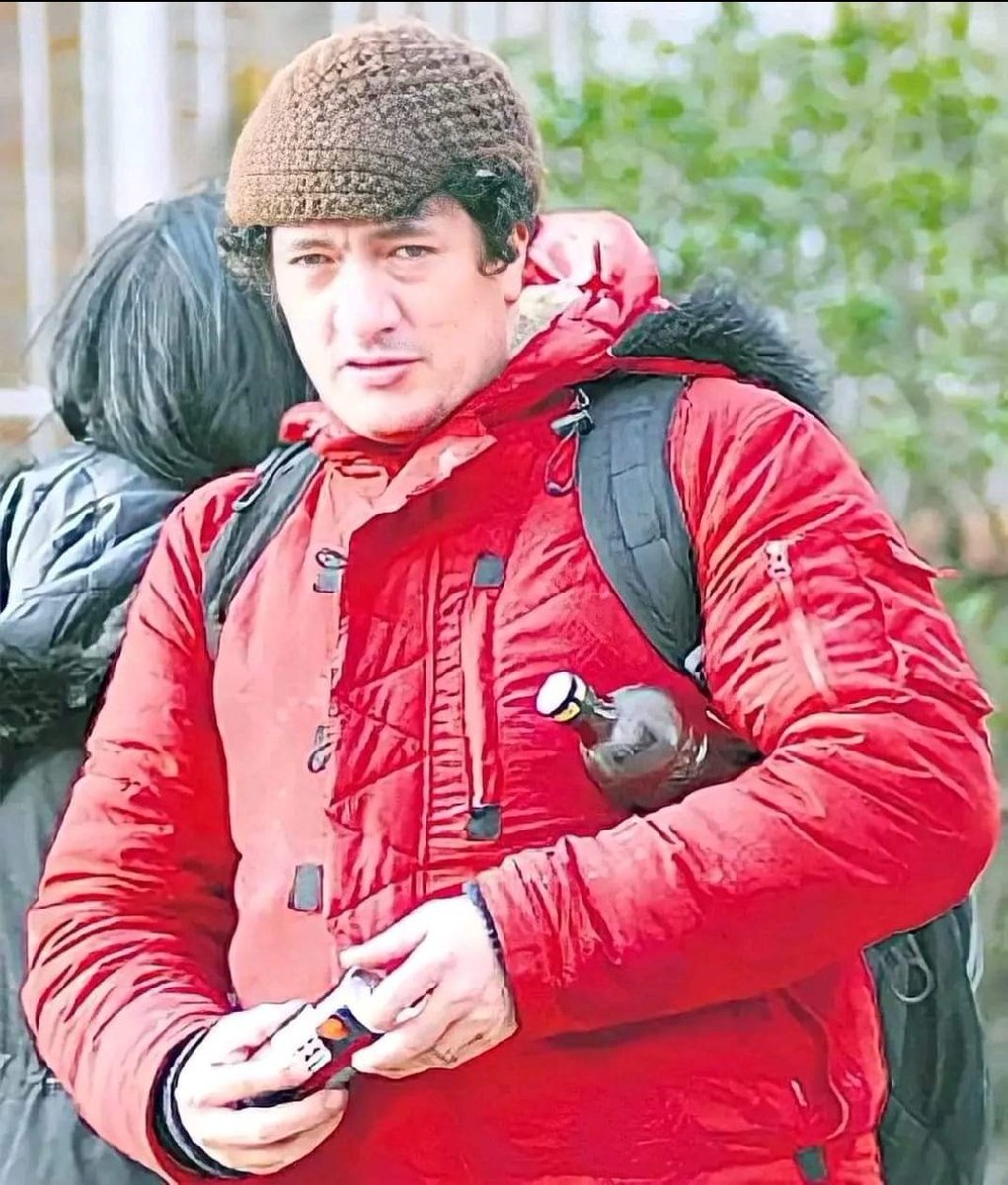 "Te vendería mi fama a dos pesos: Mi fama para la cartera de la dama, para el bolsillo del caballero a sólo dos pesos. No me gusta ser famoso, y me da vergüenza firmar autógrafos. La gente no se da cuenta que yo hago canciones y ellos hacen otras cosas, que somos iguales. Podemos