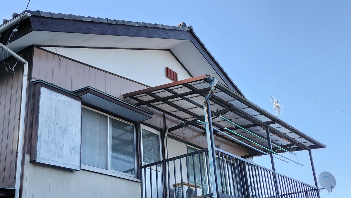 91961's tweet photo. おはです
1号物件のお隣さんから破風板＆外壁塗装のご依頼
足場屋さんに教わりながらの足場の設置など、色々勉強になりました✍️
塗装いいなぁキレイになるなぁ✨
#おは戦60606🌳5w https://t.co/L0qSkq3W1h
