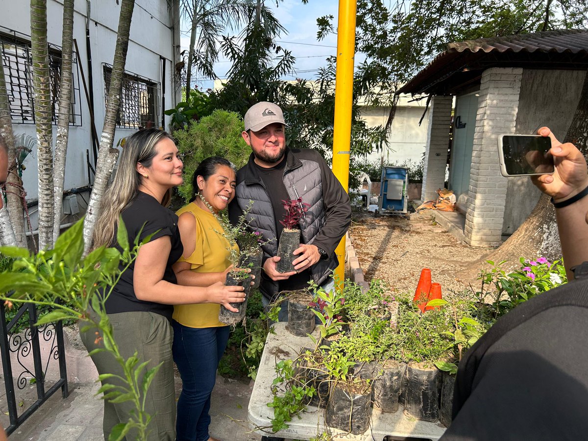 AldoGR_22's tweet photo. Este día el Distrito Mejicanos se sumó a la celebración del Día Mundial del Medio Ambiente regalando árboles y plantitas a los habitantes del distrito, el compromiso del Alcalde @marioduran con el medio ambiente es firme en esta gestión de San Salvador Centro 🙌🏼 https://t.co/9ii2AJvfpJ