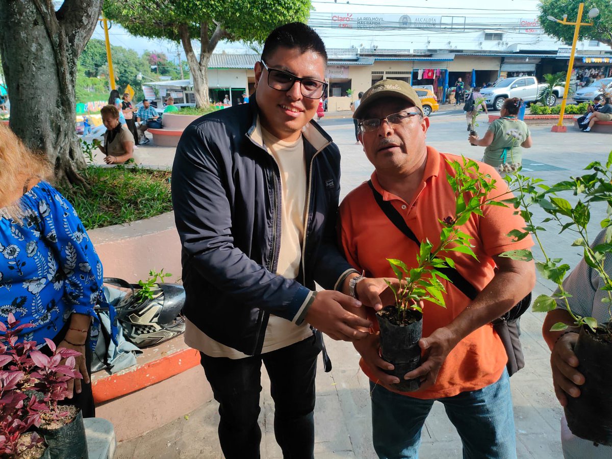 AldoGR_22's tweet photo. Este día el Distrito Mejicanos se sumó a la celebración del Día Mundial del Medio Ambiente regalando árboles y plantitas a los habitantes del distrito, el compromiso del Alcalde @marioduran con el medio ambiente es firme en esta gestión de San Salvador Centro 🙌🏼 https://t.co/9ii2AJvfpJ
