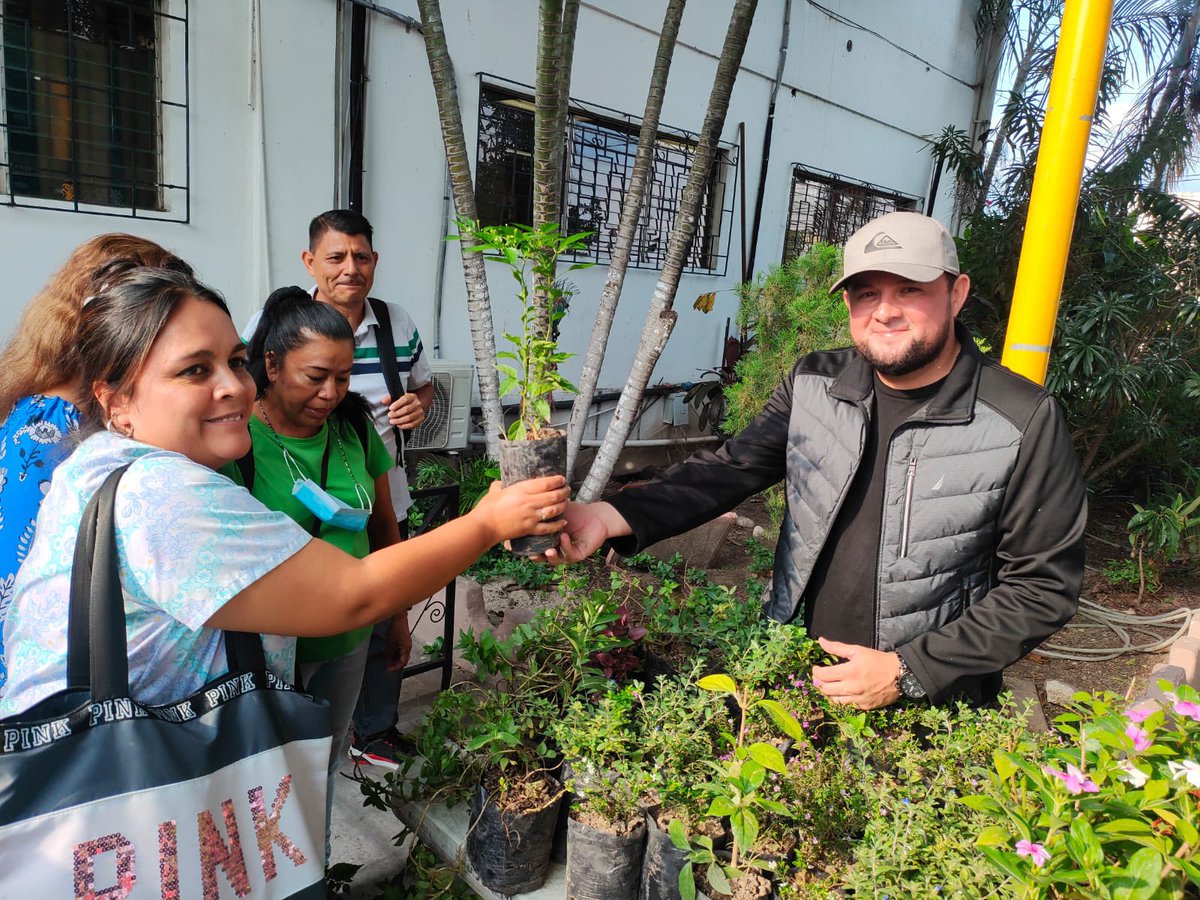 AldoGR_22's tweet photo. Este día el Distrito Mejicanos se sumó a la celebración del Día Mundial del Medio Ambiente regalando árboles y plantitas a los habitantes del distrito, el compromiso del Alcalde @marioduran con el medio ambiente es firme en esta gestión de San Salvador Centro 🙌🏼 https://t.co/9ii2AJvfpJ