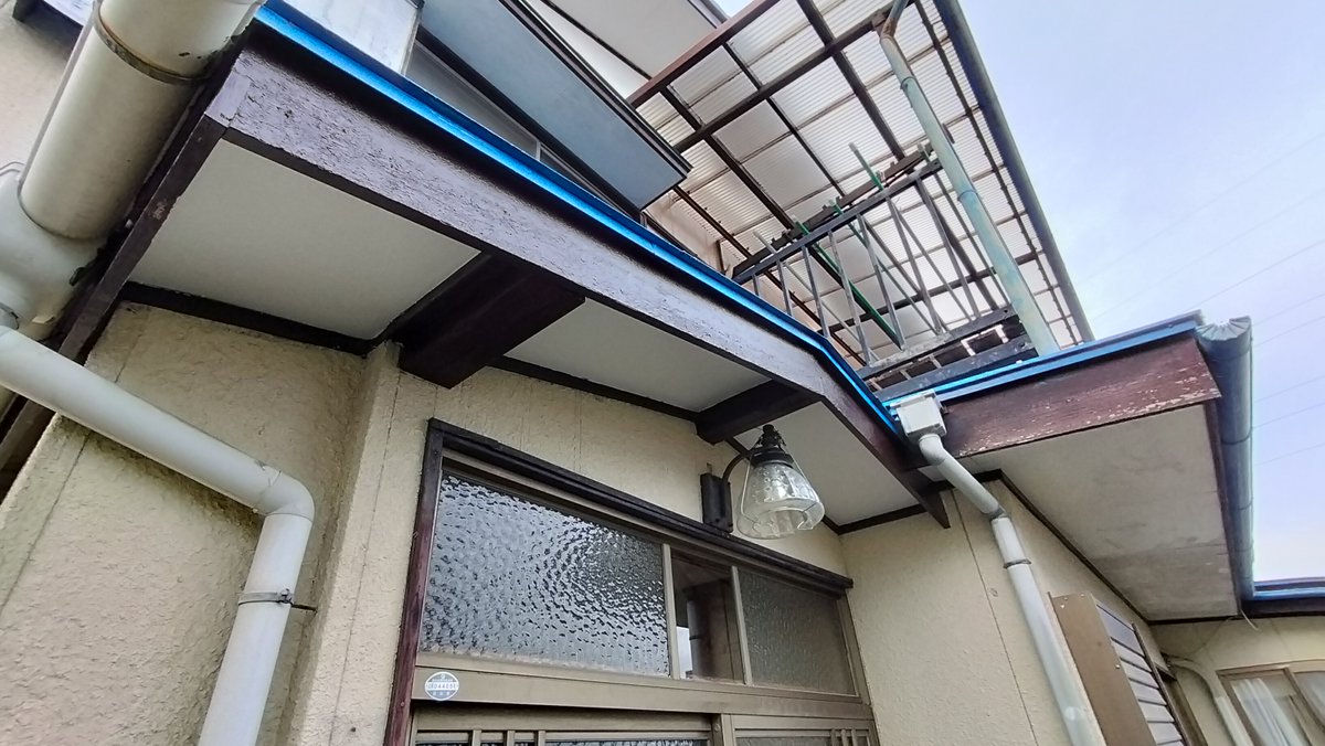 91961's tweet photo. おはです
1号物件のお隣さんから破風板＆外壁塗装のご依頼
足場屋さんに教わりながらの足場の設置など、色々勉強になりました✍️
塗装いいなぁキレイになるなぁ✨
#おは戦60606🌳5w https://t.co/L0qSkq3W1h