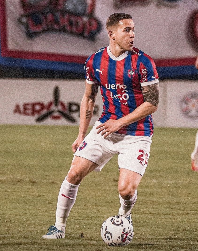 RomeoOrtigoza's tweet photo. El tipo entra a cada dividida como lo haría cada hincha de Cerro Porteño.
Éste RPDM es el verdadero prototipo Cerro. https://t.co/r3nqu2a6oJ