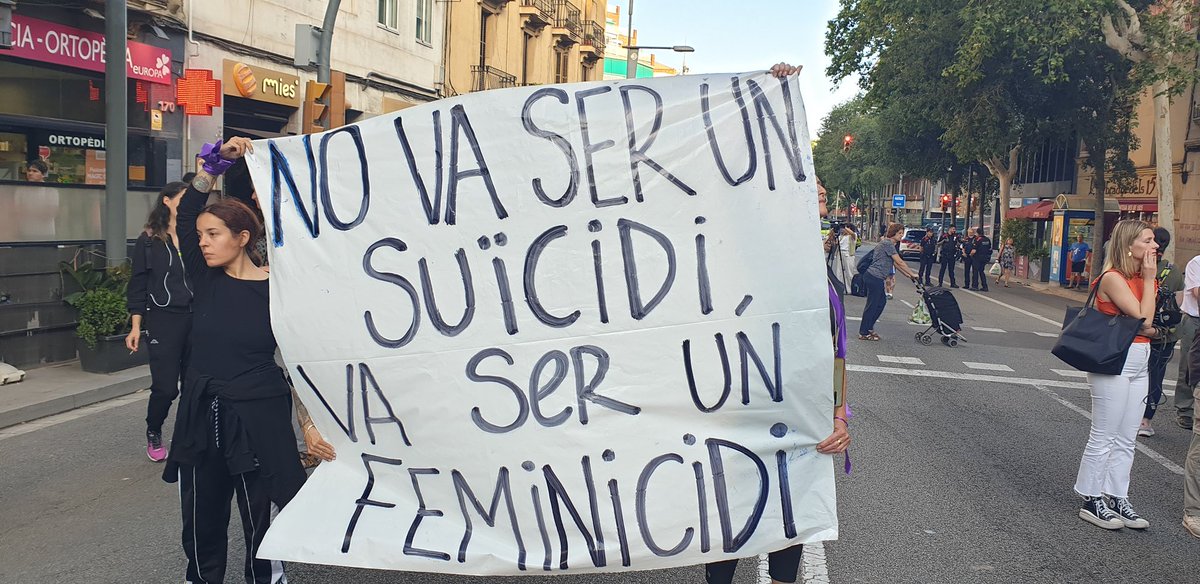 canalla_vicky's tweet photo. Avui ens hem concentrat a Horta davant el domicili de l'Alexandra asesinada el diumenge per la seva parella. La policía en coneixement de denúncies, no va a fer res per impedir el feminicidi i a més no va tenir vergonya de investigar posible suicidi. 
Toquen a una
#ResponemTotes https://t.co/F4SCbouzzH