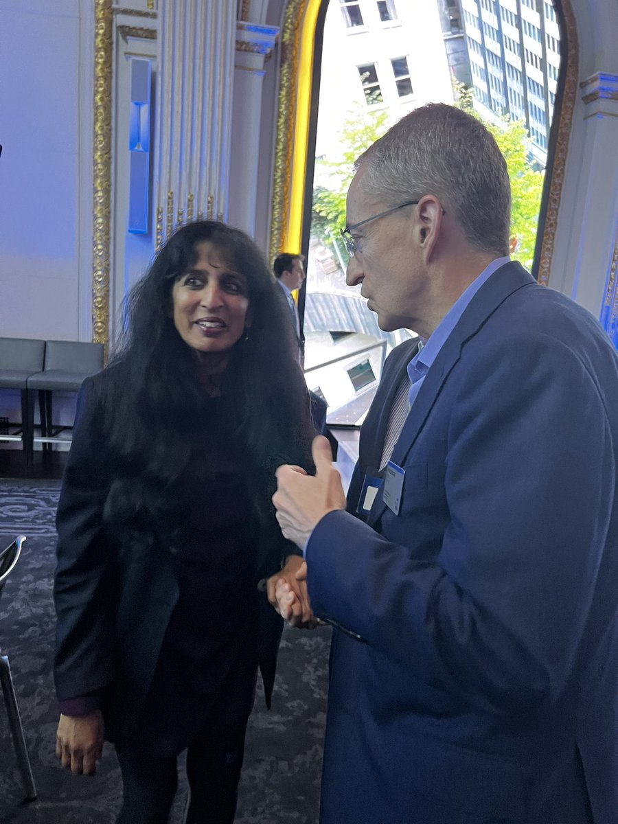 Great to be with @Arista who celebrates 10yrs a public company at <a href="/NYSE/">NYSE 🏛</a> <a href="/SiliconANGLE/">SiliconANGLE</a> <a href="/theCUBE/">theCUBE</a> was there so was <a href="/PGelsinger/">Pat Gelsinger</a> from Intel to share in the moment among #siliconvalley fellow CEOs.  Nice to meet Don Callaghan and early investor. #techweeknyc