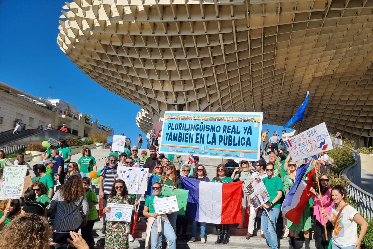 O__1977's tweet photo. Cher M. @JLMelenchon,
Saviez-vous que l'🇪🇦 ne respecte pas les accords signés à Barcelone lors du Sommet franco-espagnol 🇫🇷🇪🇦 2023 en matière éducative? Chez nous le 🇫🇷 (2LV) disparaît du système public éducatif.
🆘Aidez-nous svp! 
+info @plataformacele 
plataformacele@gmail.com https://t.co/8nzJomNSZ4