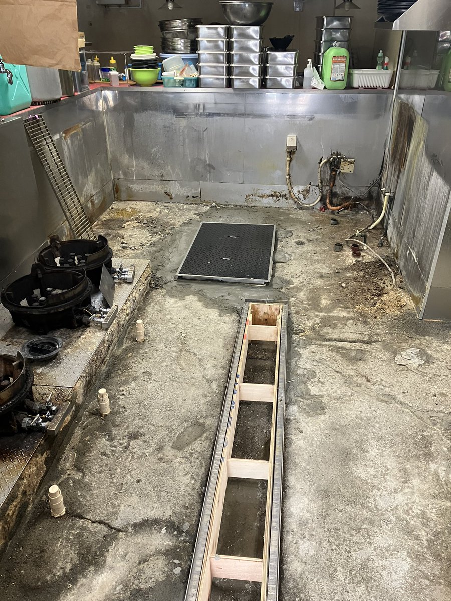 実は6月4日より改装工事に入っております👷
なので、店舗の場所は変わっておりません😊

工事が終了するのが6月21日の予定ですが、
ズレ込む可能性もあるため、まだオープン日を決められてません🙇

随時報告したいと思います‼️