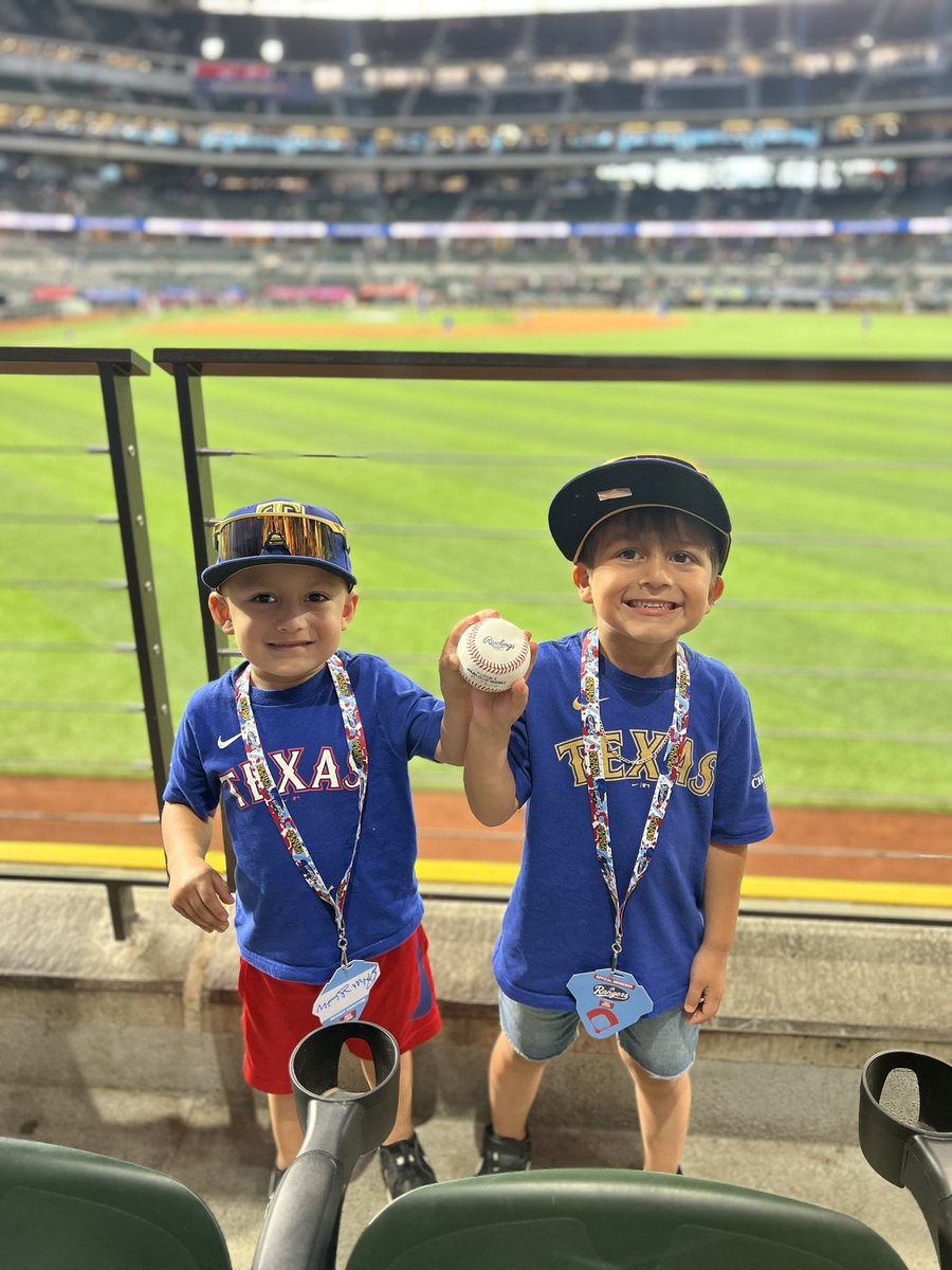 lizeth_1018's tweet photo. Let’s go Rangers! #GlobeLifeOftheParty ⚾️ https://t.co/uOyNamnyrf
