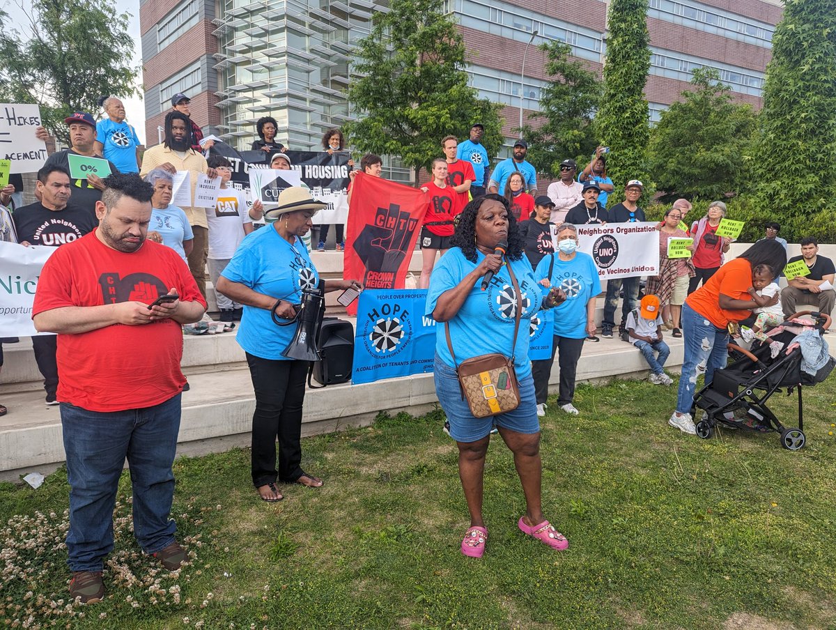 HOPE_organizers's tweet photo. Our members Renette Jaren & the Leaders of 1402-1408 Sterling Place spoke tonight along w strong tenant leaders across BK on #RentStrike demanding better conditions and respect from landlords!
We know if the rent goes up even $1 too many New Yorkers will be evicted! #RentRollback https://t.co/TmhUfnQbKK