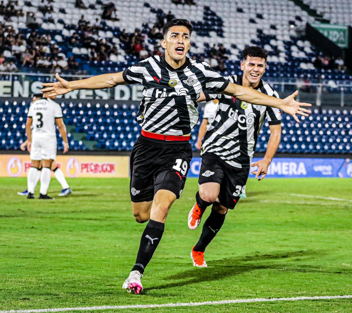 SrFutbolPy's tweet photo. LLEGÓ LA 25. El Gumarelo no falló en el Defensores, derrotó [3-1] a Olimpia y se consagró campeón del Torneo Apertura 2024.

Tercer título de liga consecutivo para el equipo con más títulos en el siglo.

¡Salud a todos sus hinchas! 👏🏻🇵🇾 https://t.co/41W7ChvVRX