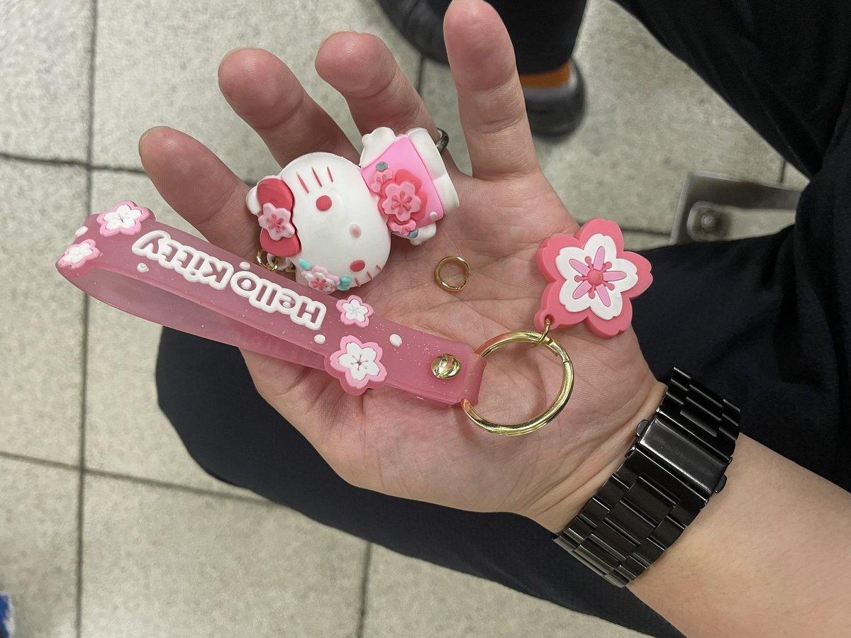 kaito02111's tweet photo. 浅草線の浅草橋駅で降りる際にキティちゃんのキーホルダーを落とされた方、三田駅に届けてます。
#落し物
#キティ
#浅草線
#浅草橋駅 https://t.co/MGIVEUlS1W