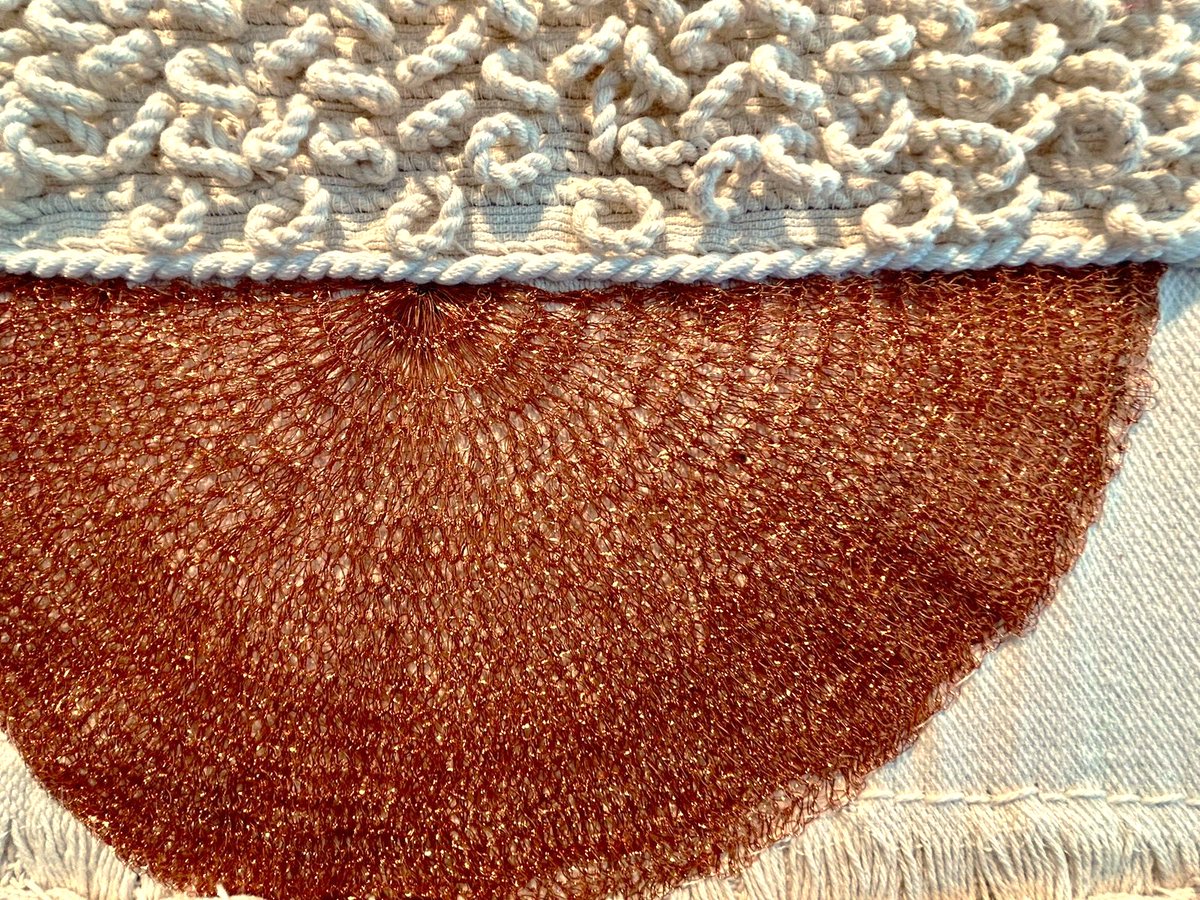 lula_mena's tweet photo. Las piezas que he diseñado y que fueron seleccionadas para esta exposición, sobresalen por la riqueza de la composición, en la que se destacan diferentes técnicas de tejido artesanal y materiales alternativos como hilos de cobre de medidores eléctricos, cuero y escamas de pescado https://t.co/xgMkGqo2P7
