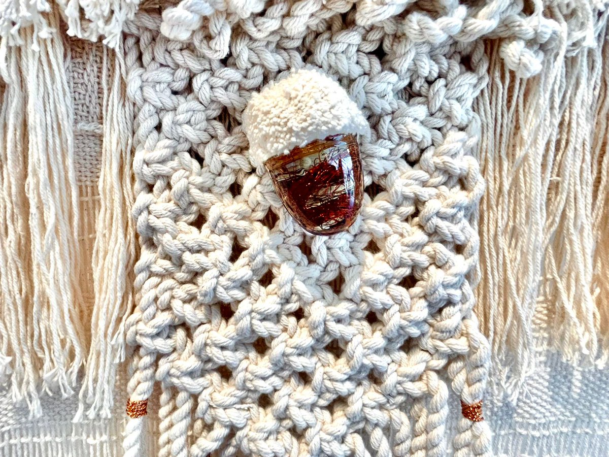 lula_mena's tweet photo. Las piezas que he diseñado y que fueron seleccionadas para esta exposición, sobresalen por la riqueza de la composición, en la que se destacan diferentes técnicas de tejido artesanal y materiales alternativos como hilos de cobre de medidores eléctricos, cuero y escamas de pescado https://t.co/xgMkGqo2P7