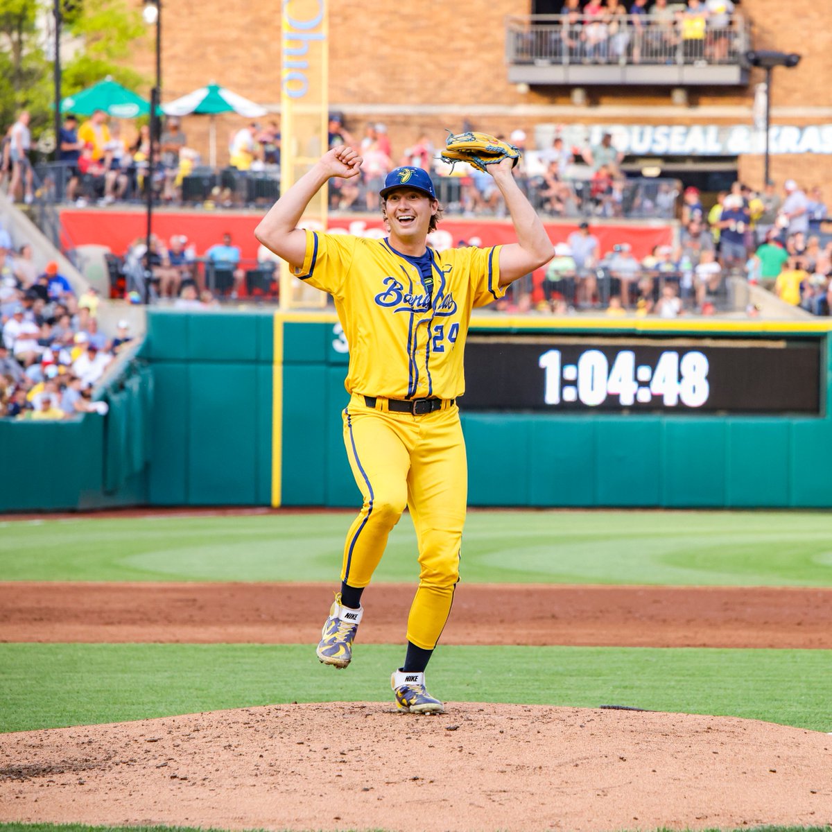 HawaiiBaseball's tweet photo. 'Bows 🌈 → Bananas 🍌

Andy Archer is thriving in his first year with the Savannah Bananas. #BowsInThePros

Story from @uhmanoa ➡️ https://t.co/n8jMv4jY0j

📸 @TheSavBananas https://t.co/KzQA8wIEyQ
