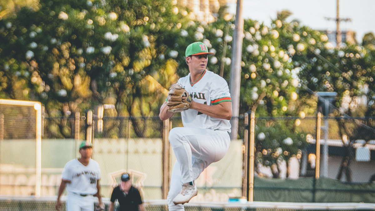 HawaiiBaseball's tweet photo. 'Bows 🌈 → Bananas 🍌

Andy Archer is thriving in his first year with the Savannah Bananas. #BowsInThePros

Story from @uhmanoa ➡️ https://t.co/n8jMv4jY0j

📸 @TheSavBananas https://t.co/KzQA8wIEyQ