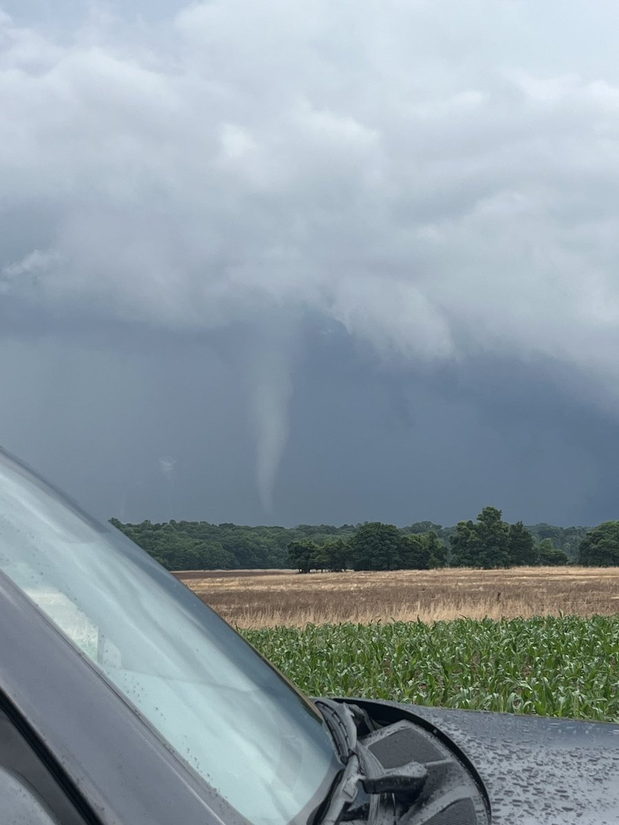 hackers_window's tweet image. @dougkammerer @nbcwashington #tornado 🌪️ on the ground in #poolesville #md

Rare &amp;amp; beautiful sight!!!! ⛳️ 🌽